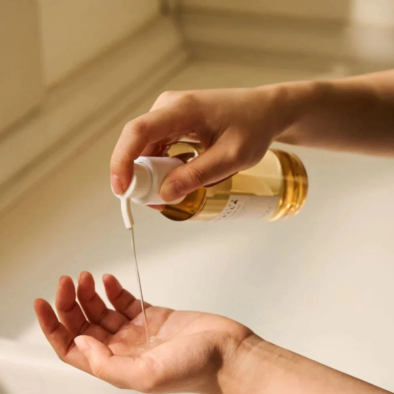 Madagascar Centella Light Cleansing Oil 200ml - Koelleza Store